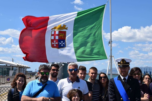 Gli studenti del corso di laurea in Scienze e tecnologie per l'Ambiente con i professori Sandro Demuro e Antonio Pusceddu sul ponte di volo della "Magnaghi"