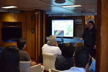 Un momento della lezione a bordo della nave ammiraglia della flotta idrografico oceanografica della Marina Militare italiana Amm. Magnaghi
