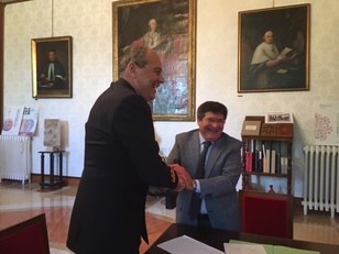 La stretta di mano tra il Prorettore Mola e il Comandante dell'Istituto Idrografico della Marina Militare, contrammiraglio Sinapi