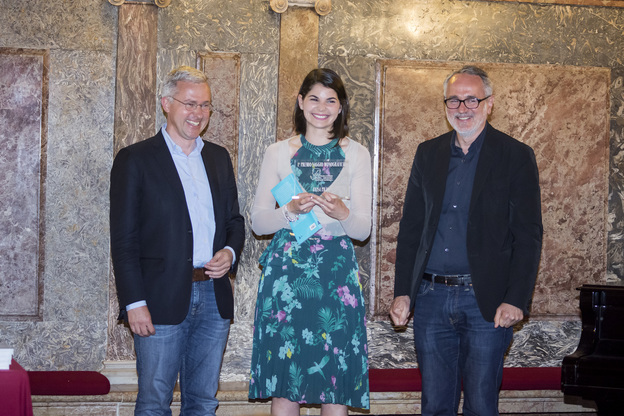 Elisa Pilia premiata da Philipp Meuser editore DOM-Publishers e l’architetto Clemens F. Kusch