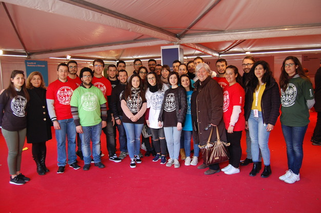 Il Rettore Maria Del Zompo con un gruppo di studenti e la Dirigente della Direzione Didattica e Orientamento, Pina Locci