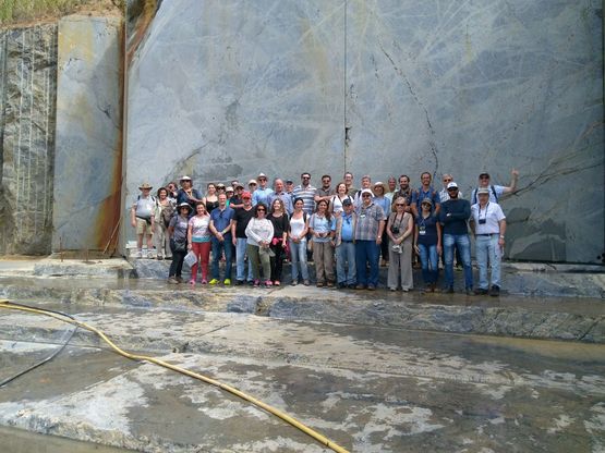 Bahia (Brasile). Foto di gruppo degli specialisti nella cava di Blue granite sodalite