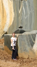 Graziella Marras durante la visita tecnica alla cava di pegmatite blu