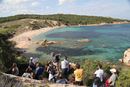 Spiaggia di Cala di Trana, a nord ovest del Faro di Punta Sardegna: studenti e accompagnatori al lavoro sui temi della giornata mondiale sull’ambiente