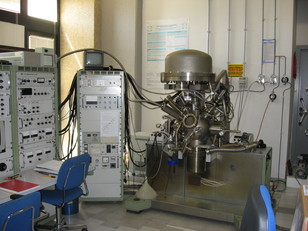 Uno scorcio, con spettrometro, del laboratorio di microscopia elettronica in trasmissione 0C38 (dipartimento di Scienze chimiche e geologiche)
