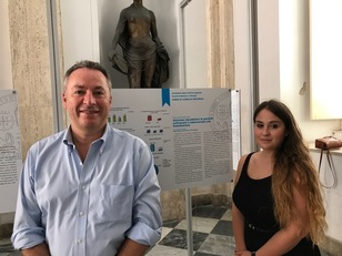 Il professor Angioni con la dottoressa Arba. La tesi della specialista è stata esposta per Unica-Comunica 2017