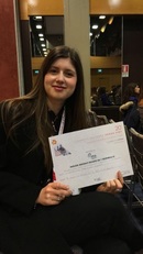 Michela Costa con la pergamena ottenuta per la Migliore comunicazione scientifica