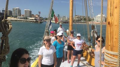 Le studentesse di UniCa con Carla Del Vais, a bordo della Saviolina