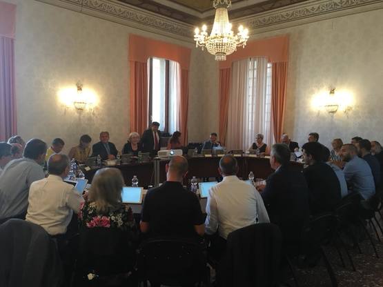 Un'immagine della riunione in corso nella Sala Consiglio di Palazzo Belgrano