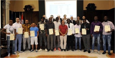 I 12 ragazzi selezionati per la consegna degli EQPR, con il Rettore Maria Del Zompo, e i Prorettori vicario, Francesco Mola, all'Internazionalizzazione e alla Didattica, Alessandra Carucci e Ignazio Putzu