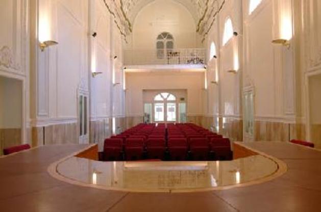 L'Aula magna (intitolata a Vera Cao Pinna) di Palazzo Baffi, Facoltà di Scienze economiche, giuridiche e politiche