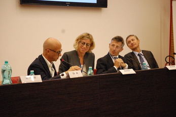 Il tavolo dei relatori della prima giornata