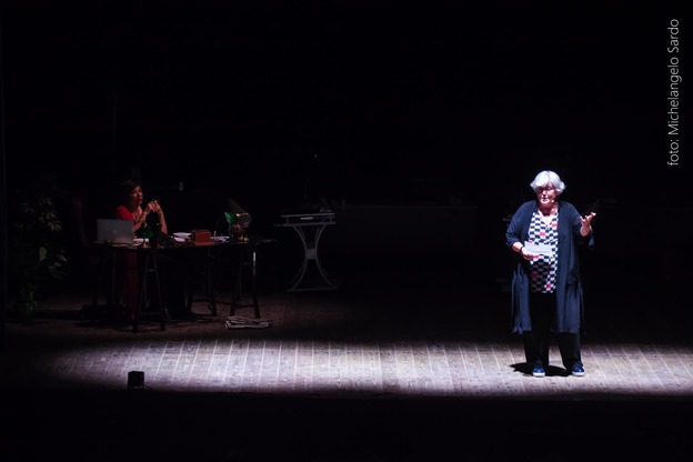 L'introduzione allo spettacolo con la Rettrice Maria Del Zompo sul palco del Teatro Massimo