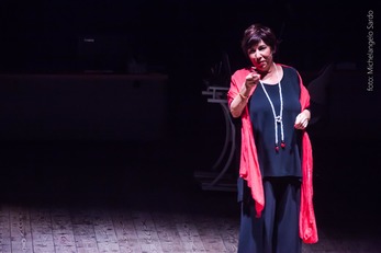 Cristina Maccioni durante lo spettacolo