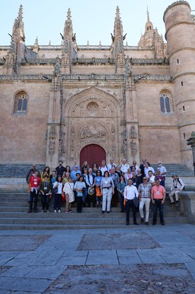 Salamanca. Gli specialisti di fronte alla cattedrale della città spagnola. (foto Luis Lopez)