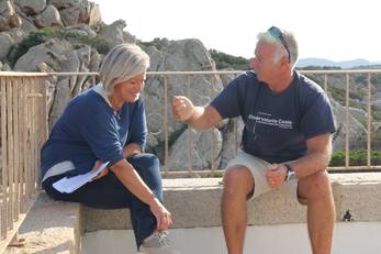 Donatella Bianchi e Sandro Demuro conversano sulla terrazza del faro