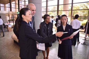 Con l'attach&eacute; scientifico a Tokyo ai poster dei ragazzi a cui &egrave; poi stato assegnato un premio