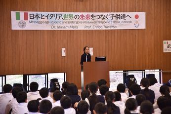 La prof.ssa Melis parla ai bambini della Scuola Nishi