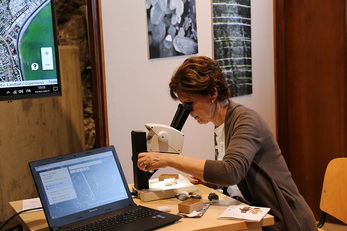 La prof.ssa Morelli al microscopio