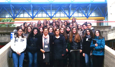 Viviana Fanti, al centro, con un gruppo di giovani studenti partecipanti alle iniziative di divulgazione scientifica curate dal dipartimento di Fisica e dall'Infn