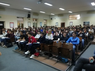 Gli studenti durante uno degli incontri con i docenti di UniCa