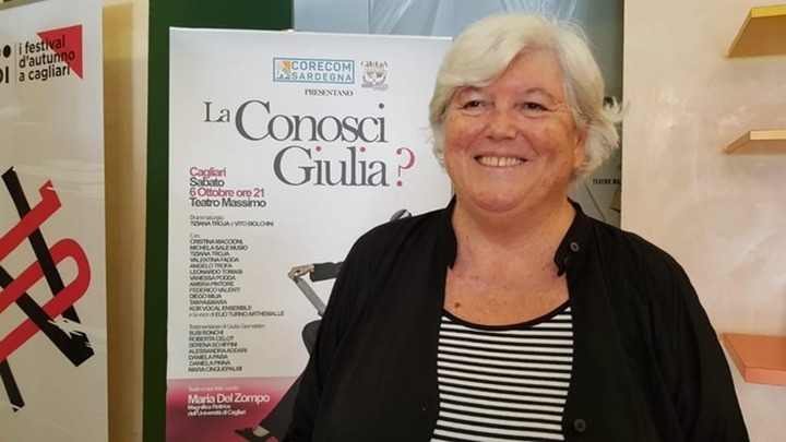 Maria Del Zompo davanti al manifesto di "La conosci Giulia?"