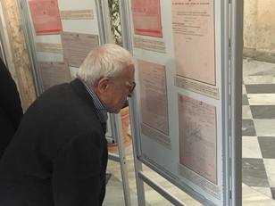 Giovanni Pincherle osserva il pannello della mostra in cui è esposto uno scritto autografo del padre