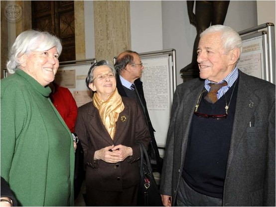 Il Rettore Maria Del Zompo con Marcella e Giovanni Pincherle davanti ai pannelli della mostra