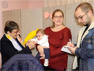 Olivetta Schena con la giovane mamma e il suo bambino e Giacomo Dessì, collaboratore de "L'Unione Sarda"