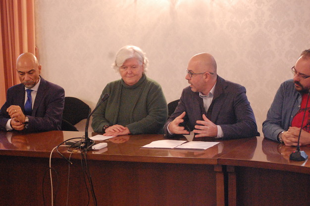 Il Rettore Maria Del Zompo con l'assessore regionale della Pubblica Istruzione Giuseppe Dessena. Ai lati, i consiglieri regionali Pietro Cocco e Luca Pizzuto