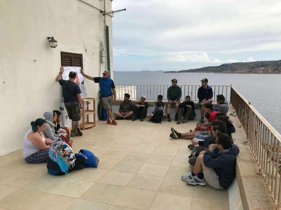 Sandro Demuro con un gruppo di studenti nella terrazza del Faro di Punta Sardegna
