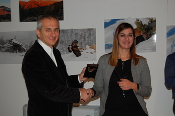 Gianluigi Bacchetta riceve dalle mani della sindaca di Fonni Daniela Falconi il premio Puggioneddu de prata per gli studi compiuti nella zona (dicembre 2018)