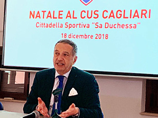 Paolo De Angelis, procuratore aggiunto della Repubblica al Tribunale di Cagliari, insegna ai futuri magistrati. Sportivo e cussino, è stato schermidore e tennista