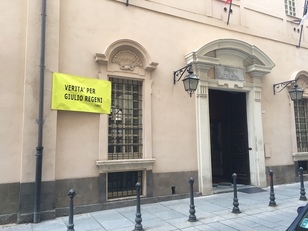 Da qualche settimana anche il nostro Ateneo condivide pubblicamente la campagna per chiedere Verità per Giulio Regeni: nella foto, lo striscione affisso in via Università. Da sempre la pagina facebook di UniCa riporta l'immagine
