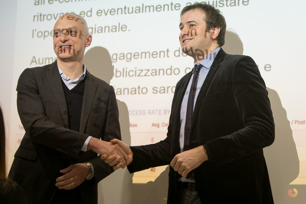 Stretta di mano tra Mario Passetti (DG Cagliari Calcio) e Alessandro Lovari (ricercatore UniCa)
