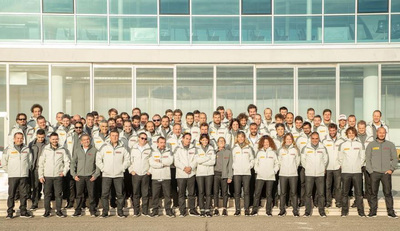 Foto di gruppo del team di Luna Rossa, che il 22 febbraio riceverà gli studenti Erasmus nella sua base al Molo Ichnusa di Cagliari
