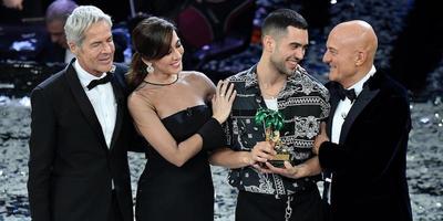 Mahmood, il vincitore dell'edizione 2019 del Festival di Sanremo, premiato sul palco dell'Ariston