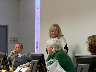 L'intervento della responsabile isolana di Giulia giornaliste, Susi Ronchi. A sinistra, Alberto Masoni