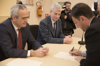 Gianmario Demuro firma a nome dell'Università di Cagliari l'atto costitutivo di SAR Italia