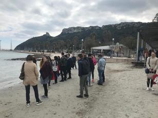 Il Poetto con la Sella del diavolo: i novanta studenti hanno chiuso l'Erasmus welcome day 2019 al Windsurfing club di Cagliari in