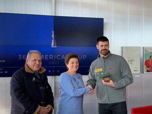 Molo Ichnusa. Lo scambio dei doni tra Università e Luna Rossa. Da sinistra, Aldo Urru, Alessandra Carucci e Gilberto Nobili