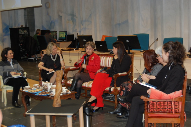 Manuela Arca, Morena Deriu, Eleonora Lusci, Simona Pilia, Paola Piras e Veronka Szoke hanno dialogato con la scrittrice siciliana