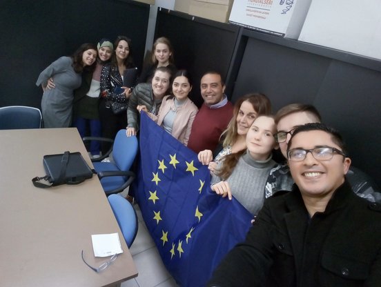 Foto di gruppo allo Sportello Permessi di Soggiorno Studenti e assistenza Studenti Rifugiati, un nuovo servizio offerto dal nostro Ateneo