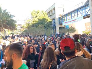 Studenti e studentesse alla Cittadella universitaria di Monserrato