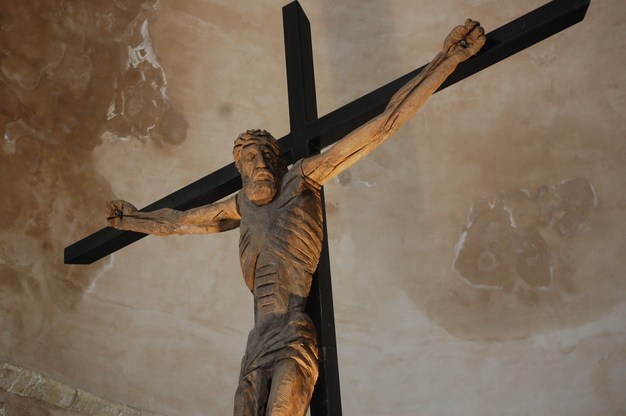 Il crocifisso di Sciola nella Basilica di San Saturnino