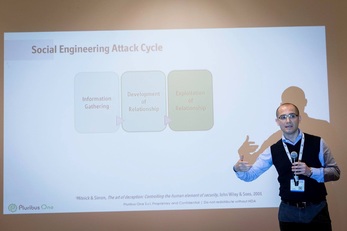 Davide Ariu. Il ricercatore del Diee mentre relaziona su Social engineering attack cycle