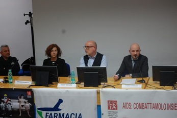 Aldo Manzin, al centro, durante un recente incontro in Aula Boscolo alla Cittadella universitaria di Monserrato