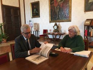 Il professor Pigliaru sfoglia il catalogo della Collezione Sarda Luigi Piloni, volume donato dal Rettore e curato da Pamela Ladogana