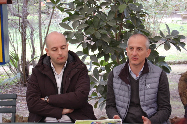 Marco Sideri, sindaco di Ussaramanna, e Gianluigi Bacchetta, direttore dell'Orto Botanico di UniCa, durante l'incontro con i giornalisti