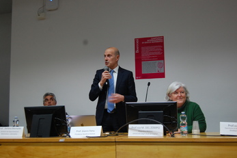 Il Presidente della Facoltà di Scienze, Gianni Fenu, durante il suo intervento